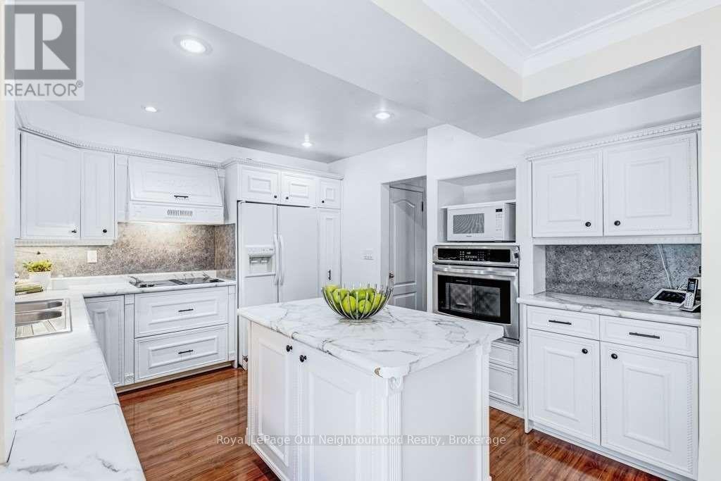 7 Midland Avenue, Toronto (Cliffcrest), ON - Indoor Photo Showing Kitchen With Upgraded Kitchen