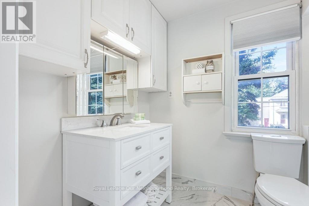 7 Midland Avenue, Toronto (Cliffcrest), ON - Indoor Photo Showing Bathroom