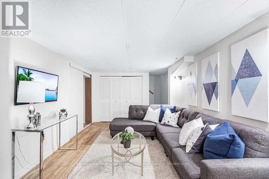 7 Midland Avenue, Toronto (Cliffcrest), ON - Indoor Photo Showing Living Room