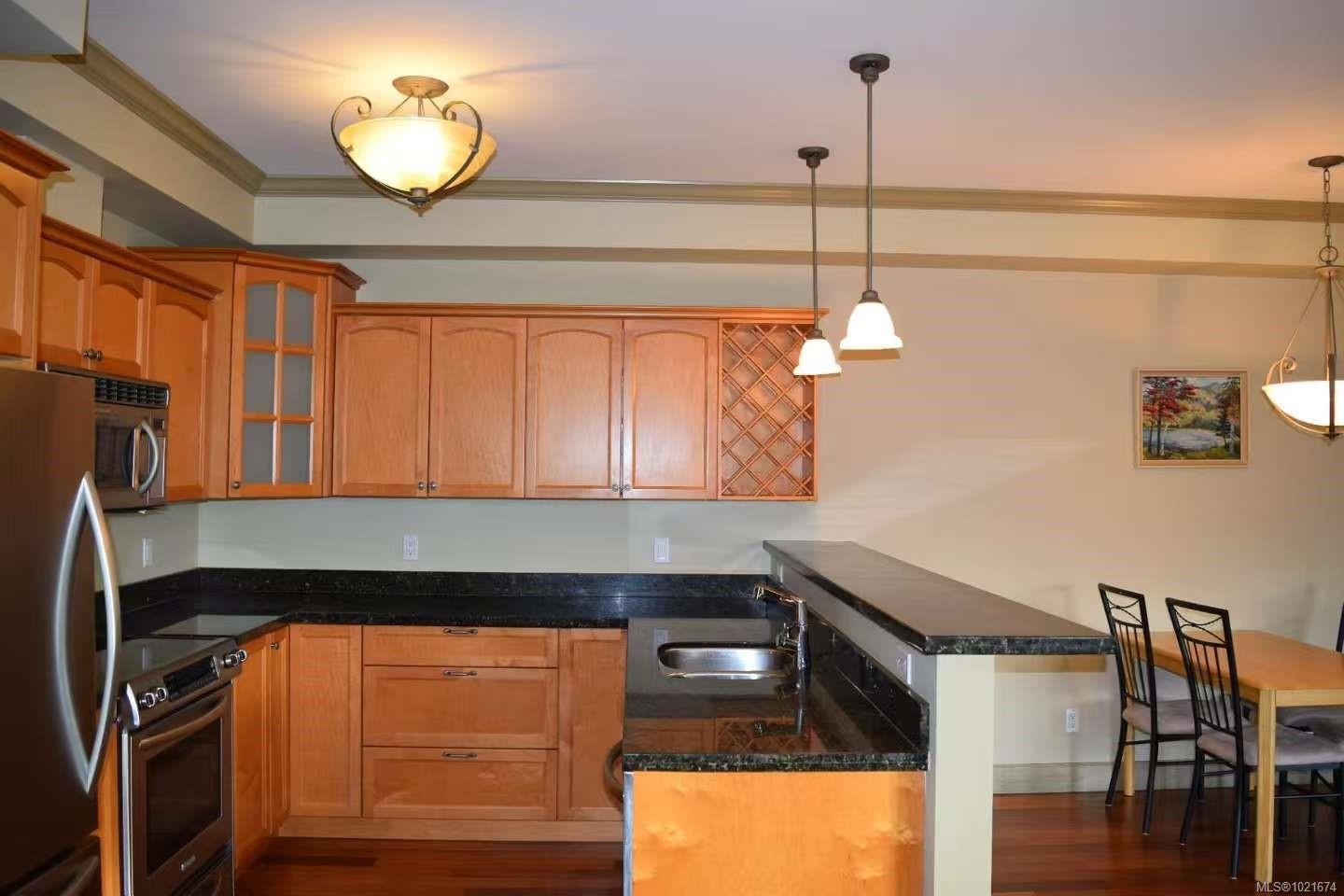 309-1620 Mckenzie Ave, Saanich, BC - Indoor Photo Showing Kitchen