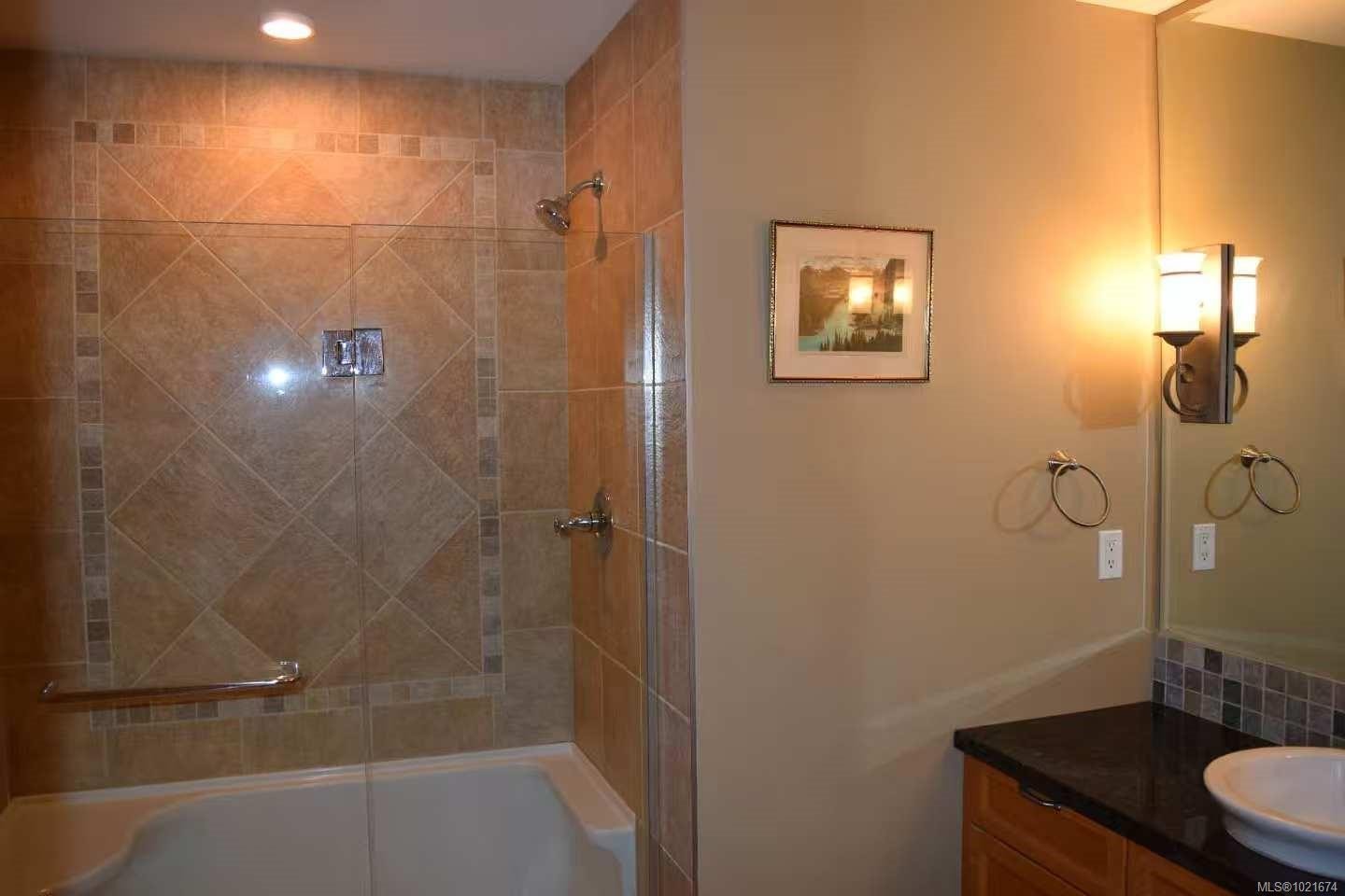 309-1620 Mckenzie Ave, Saanich, BC - Indoor Photo Showing Bathroom