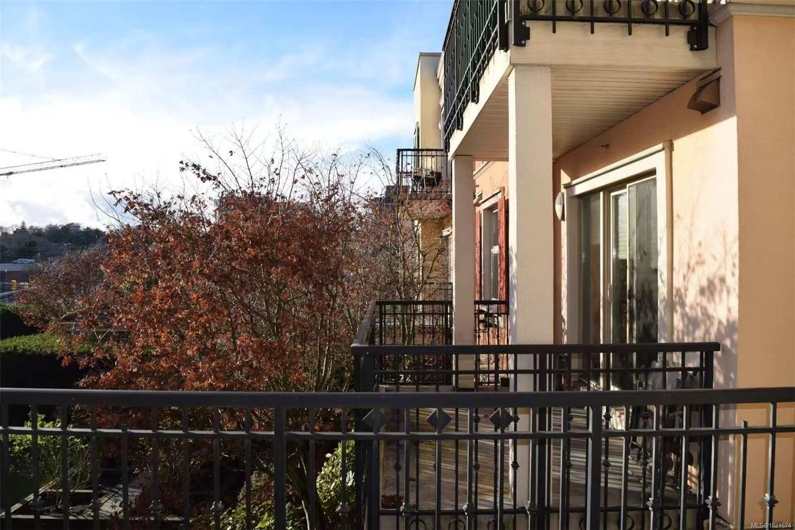 309-1620 Mckenzie Ave, Saanich, BC - Outdoor