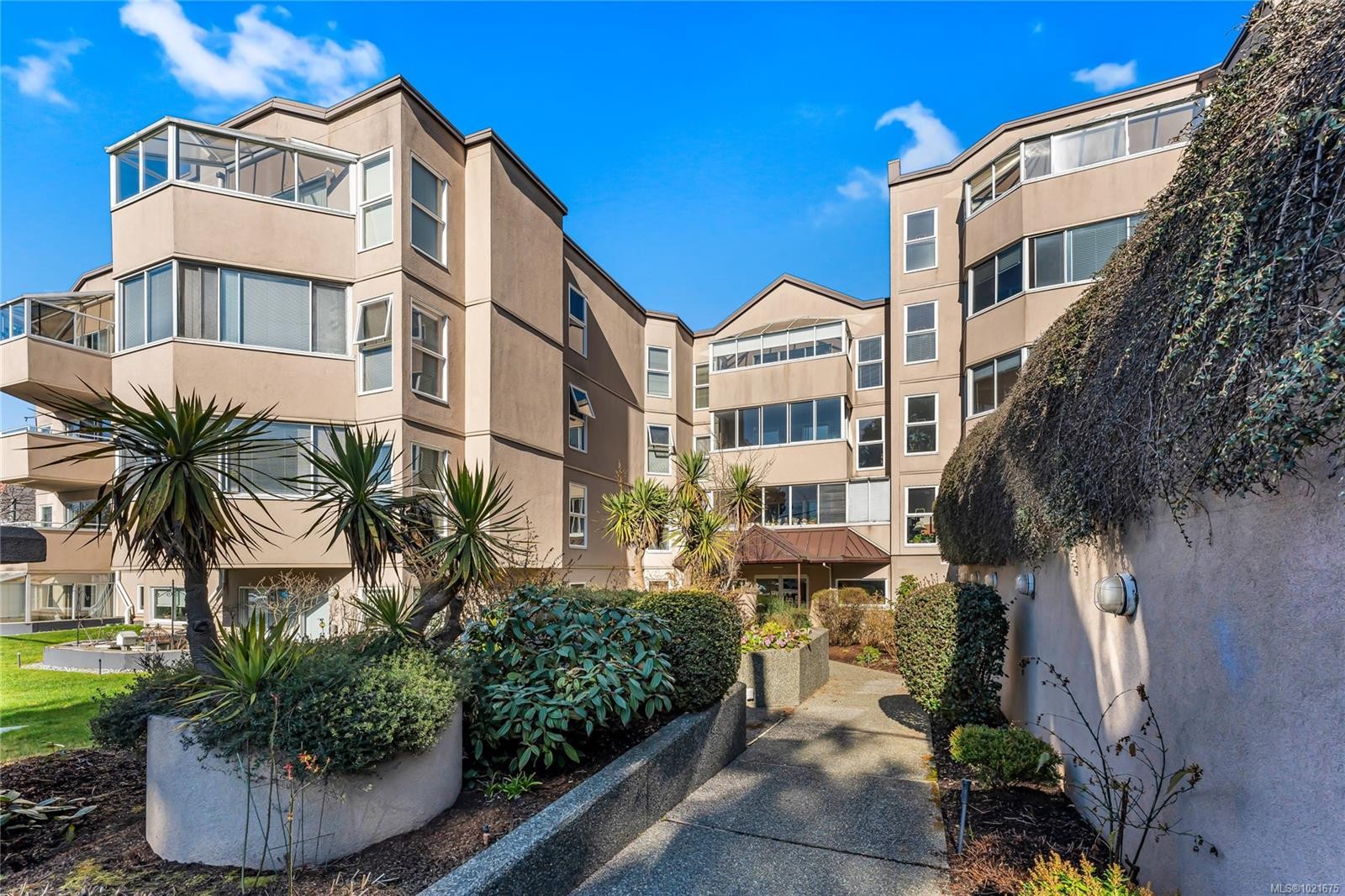 102-40 Gorge Rd West, Saanich, BC - Outdoor