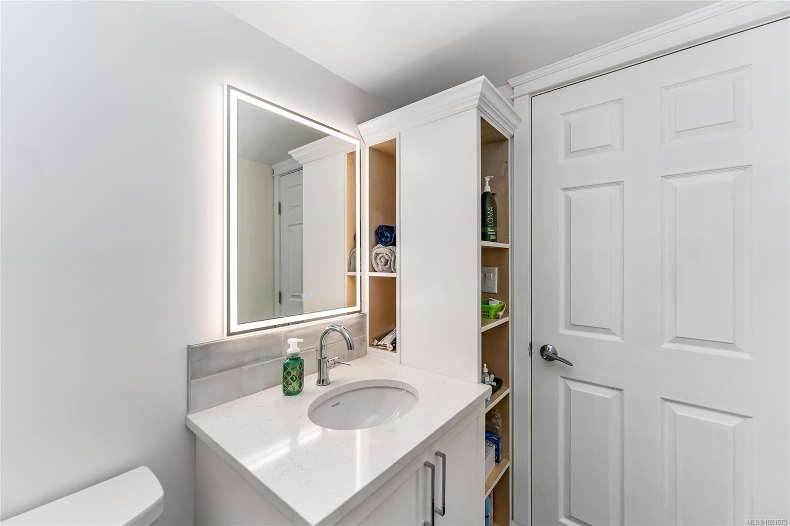 102-40 Gorge Rd West, Saanich, BC - Indoor Photo Showing Bathroom