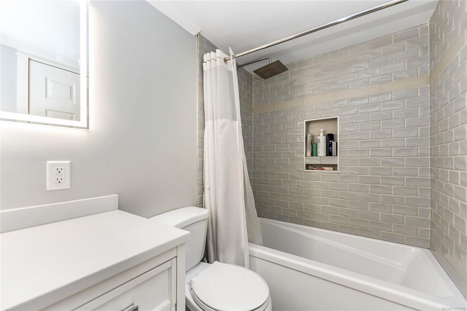 102-40 Gorge Rd West, Saanich, BC - Indoor Photo Showing Bathroom