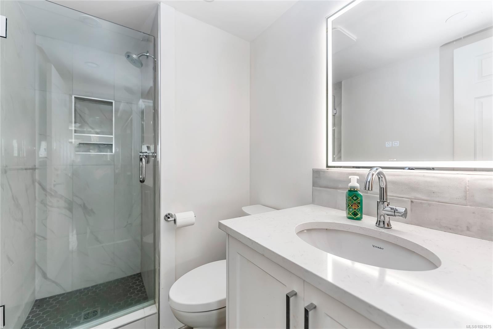 102-40 Gorge Rd West, Saanich, BC - Indoor Photo Showing Bathroom