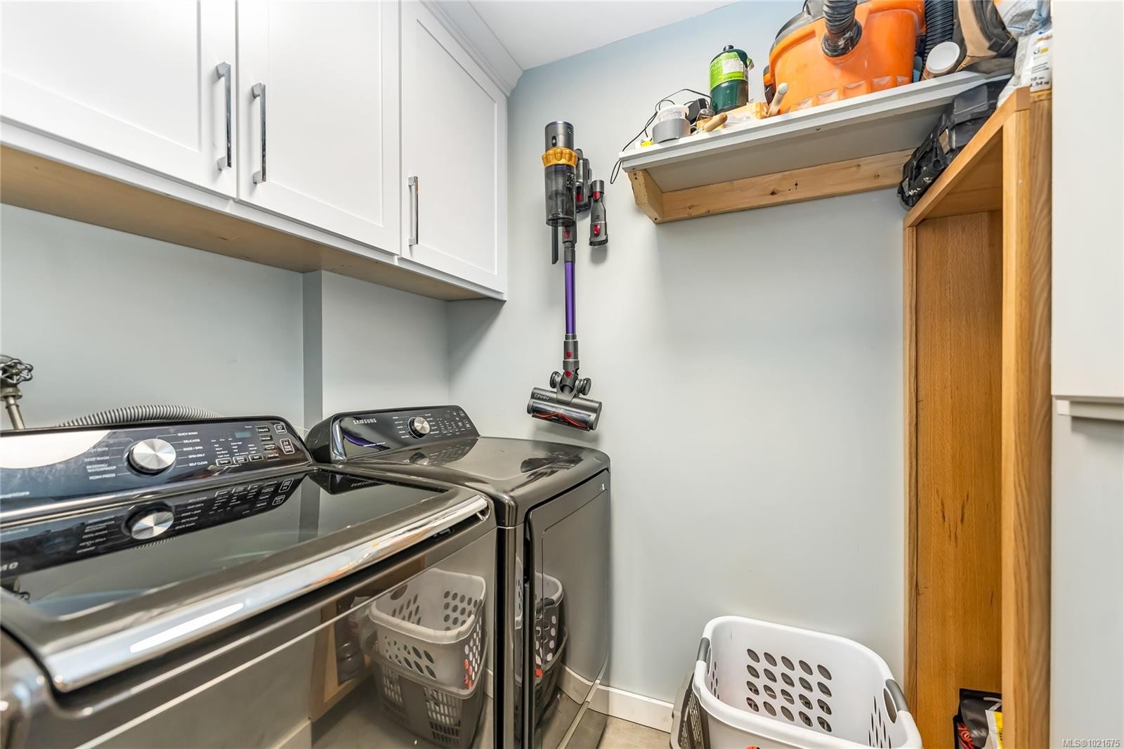 102-40 Gorge Rd West, Saanich, BC - Indoor Photo Showing Laundry Room