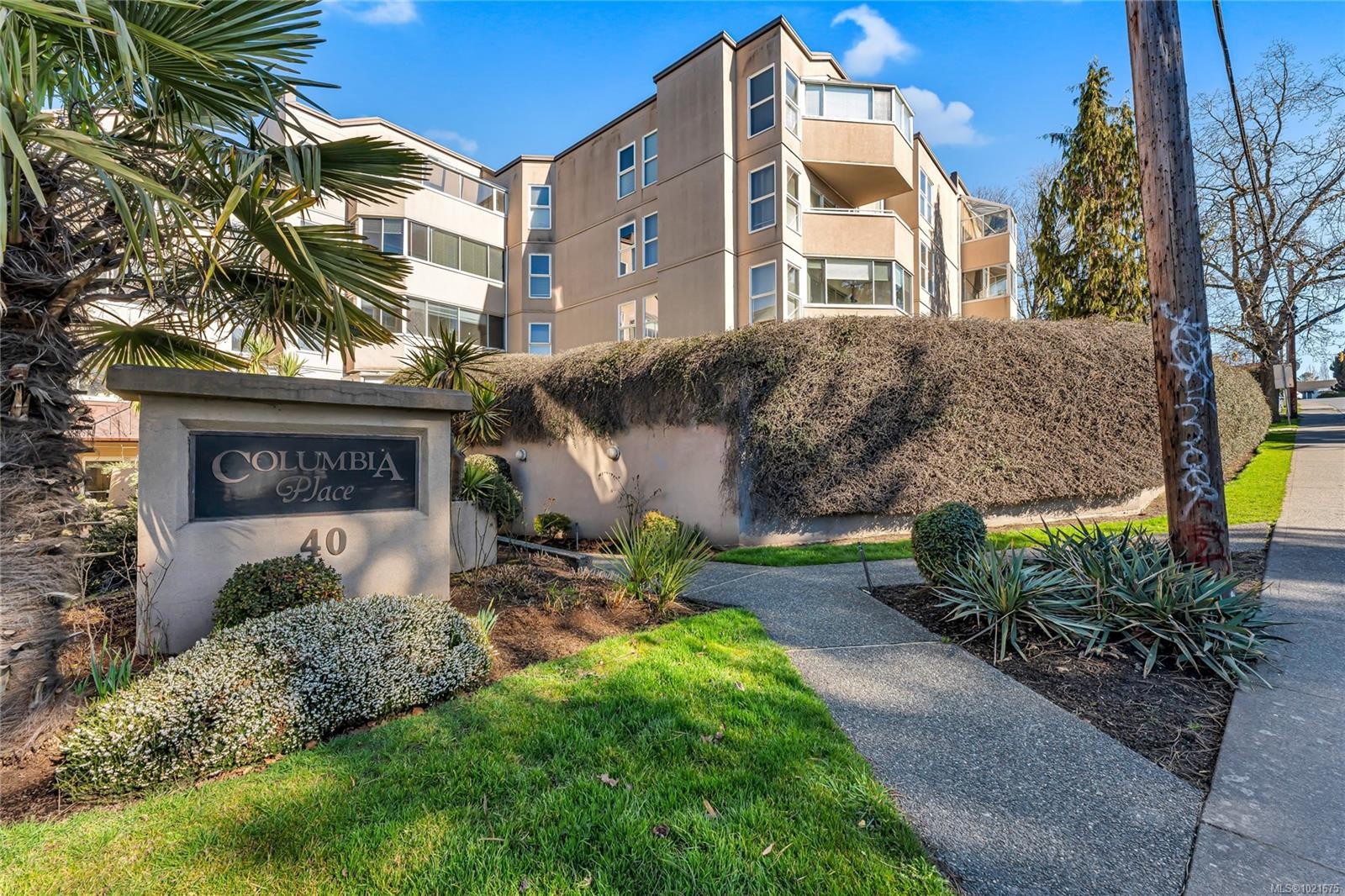 102-40 Gorge Rd West, Saanich, BC - Outdoor
