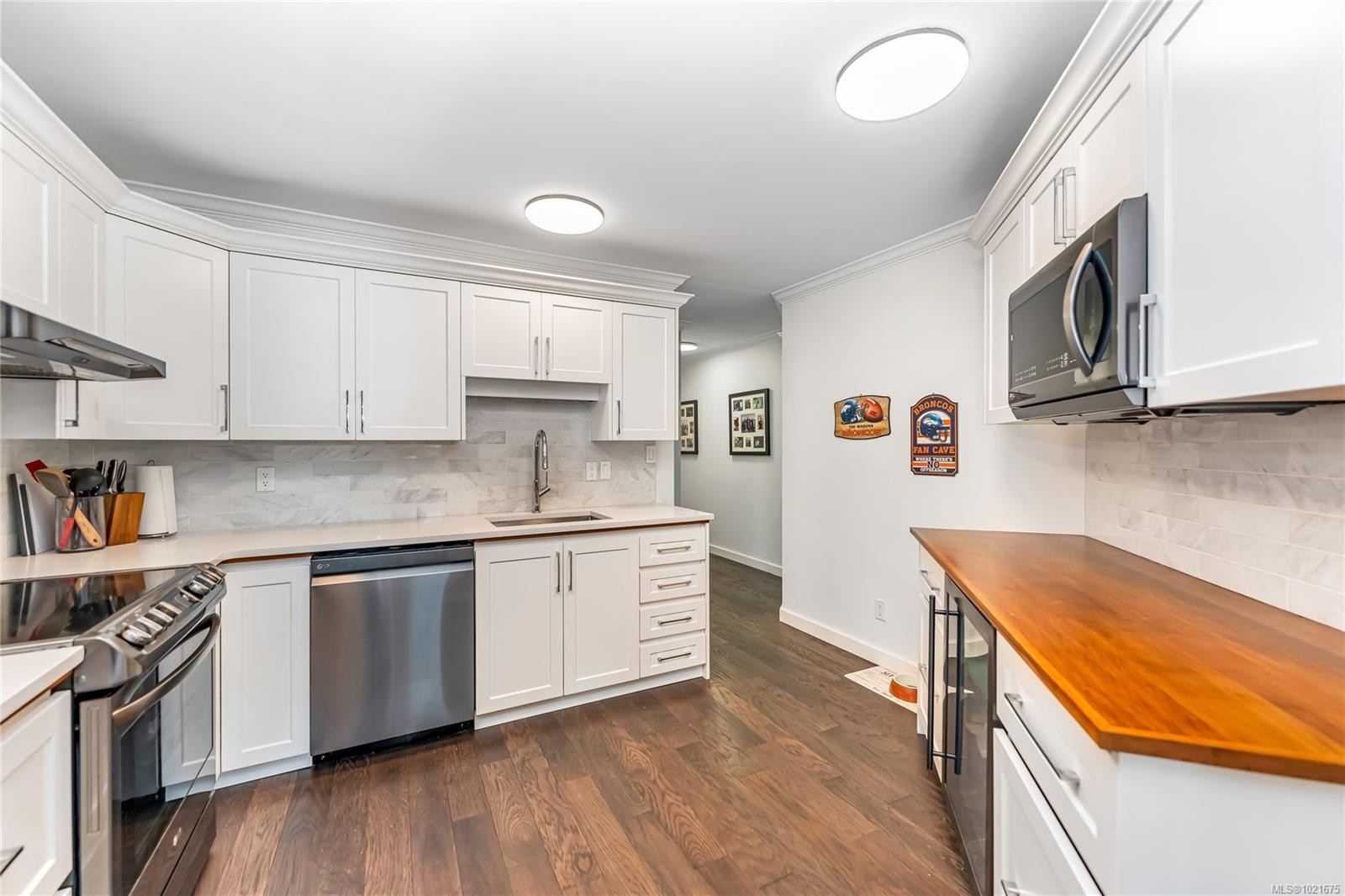 102-40 Gorge Rd West, Saanich, BC - Indoor Photo Showing Kitchen With Stainless Steel Kitchen