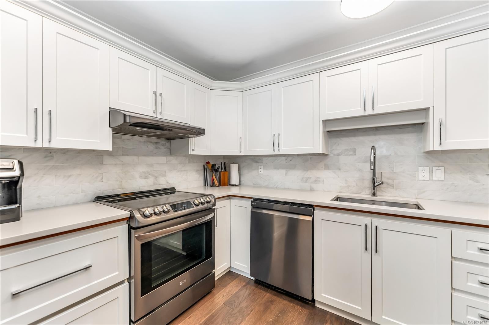 102-40 Gorge Rd West, Saanich, BC - Indoor Photo Showing Kitchen With Stainless Steel Kitchen With Upgraded Kitchen