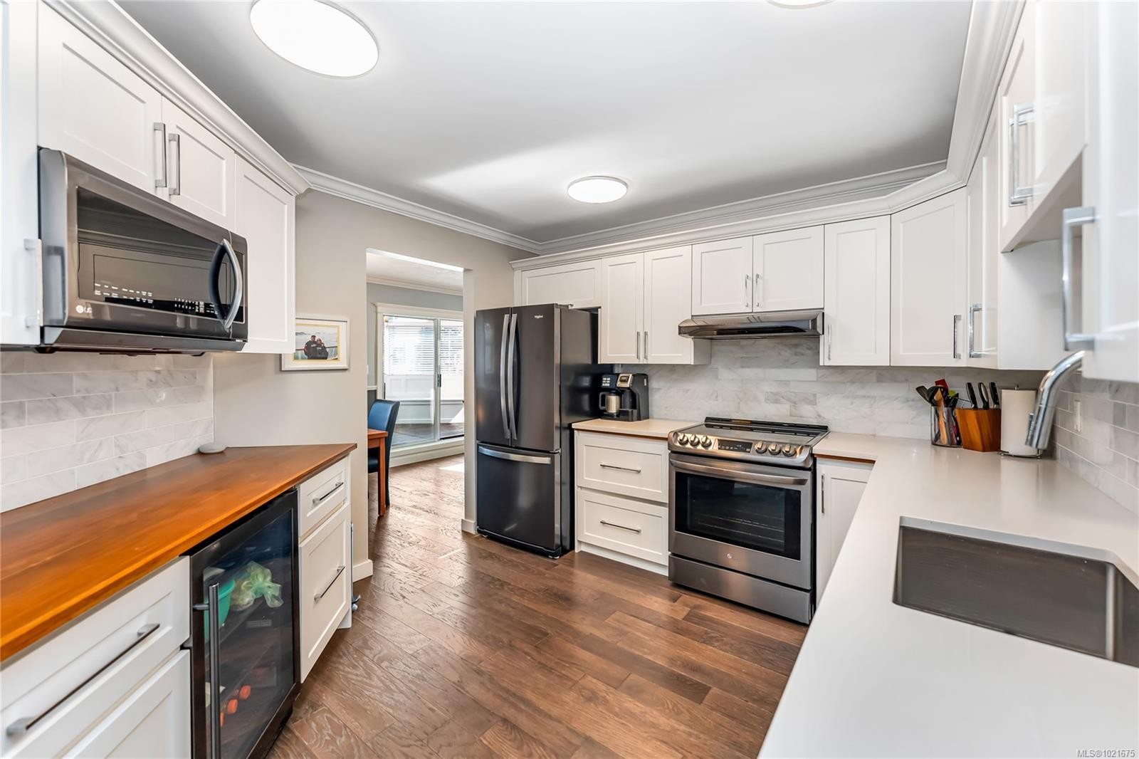102-40 Gorge Rd West, Saanich, BC - Indoor Photo Showing Kitchen With Stainless Steel Kitchen