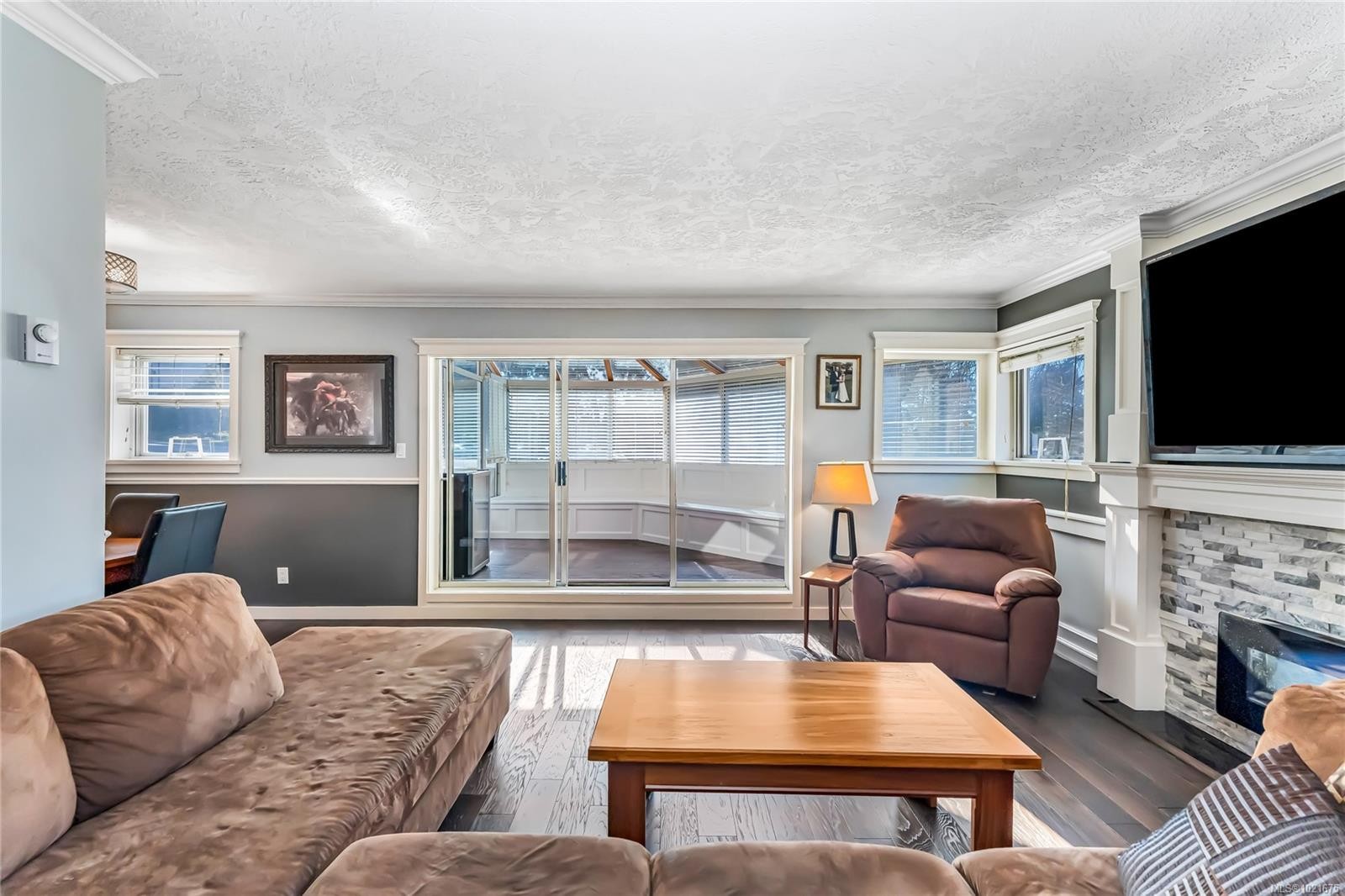 102-40 Gorge Rd West, Saanich, BC - Indoor Photo Showing Living Room With Fireplace