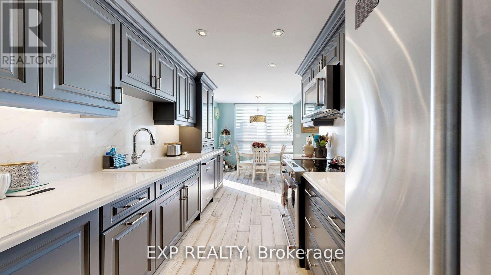 Ph6 - 29 Northern Heights Drive, Richmond Hill, ON - Indoor Photo Showing Kitchen With Upgraded Kitchen