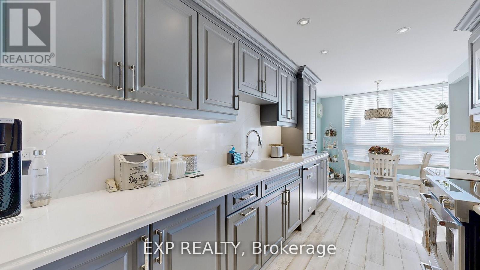 Ph6 - 29 Northern Heights Drive, Richmond Hill, ON - Indoor Photo Showing Kitchen With Upgraded Kitchen