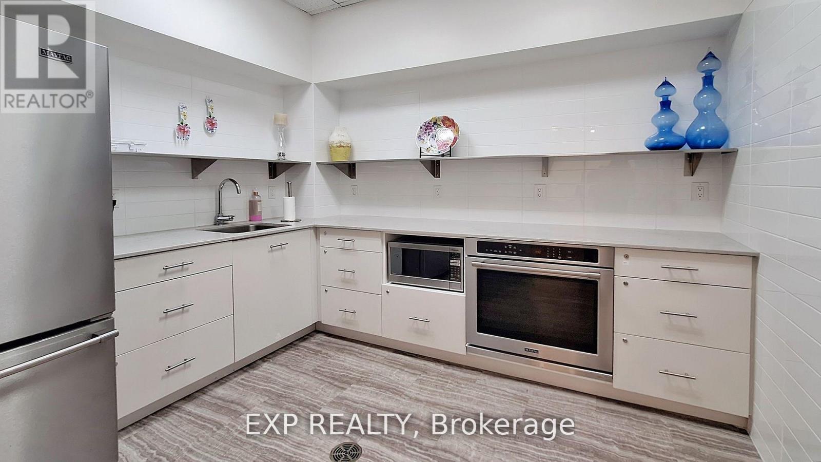 Ph6 - 29 Northern Heights Drive, Richmond Hill, ON - Indoor Photo Showing Kitchen