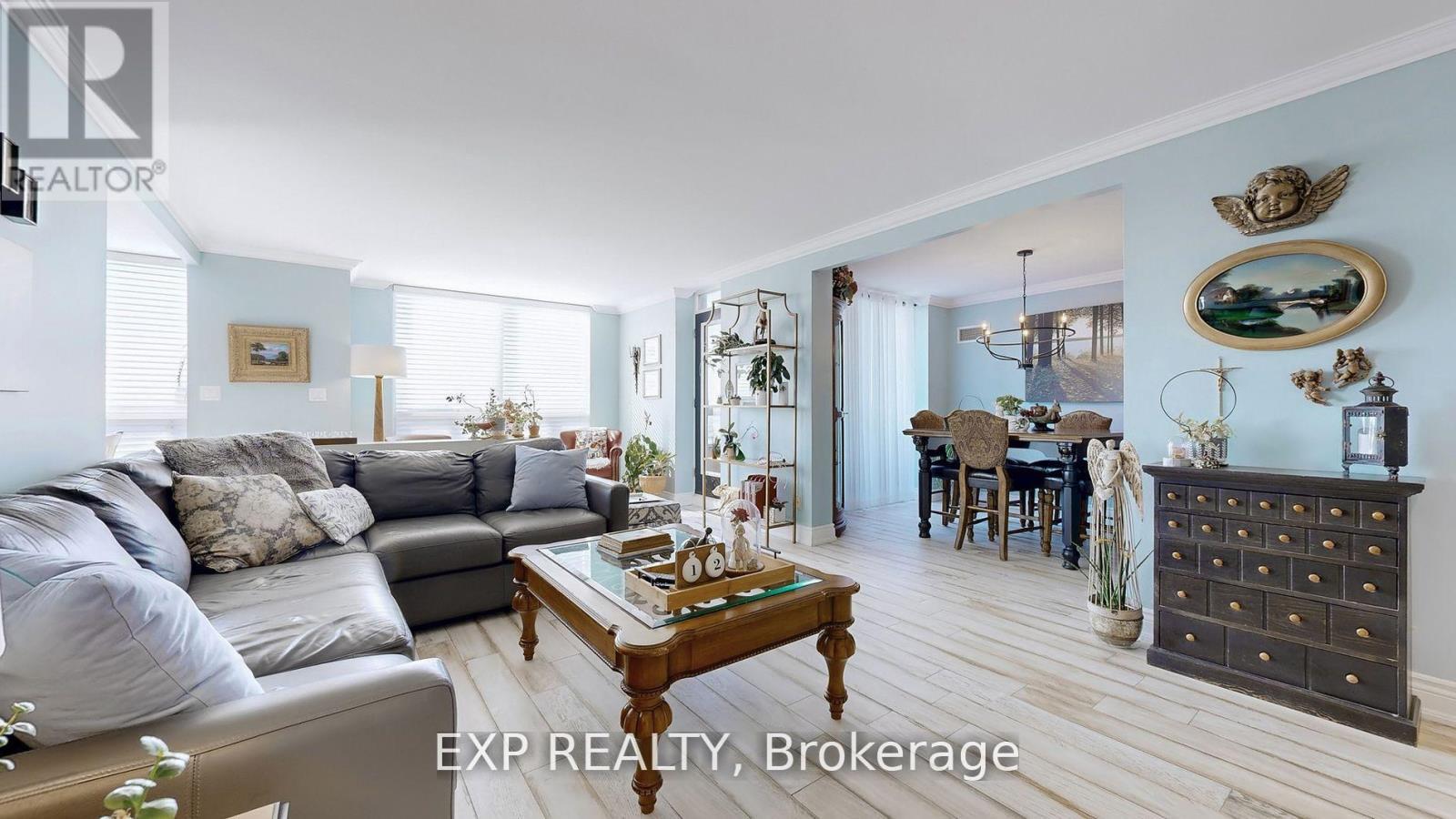 Ph6 - 29 Northern Heights Drive, Richmond Hill, ON - Indoor Photo Showing Living Room