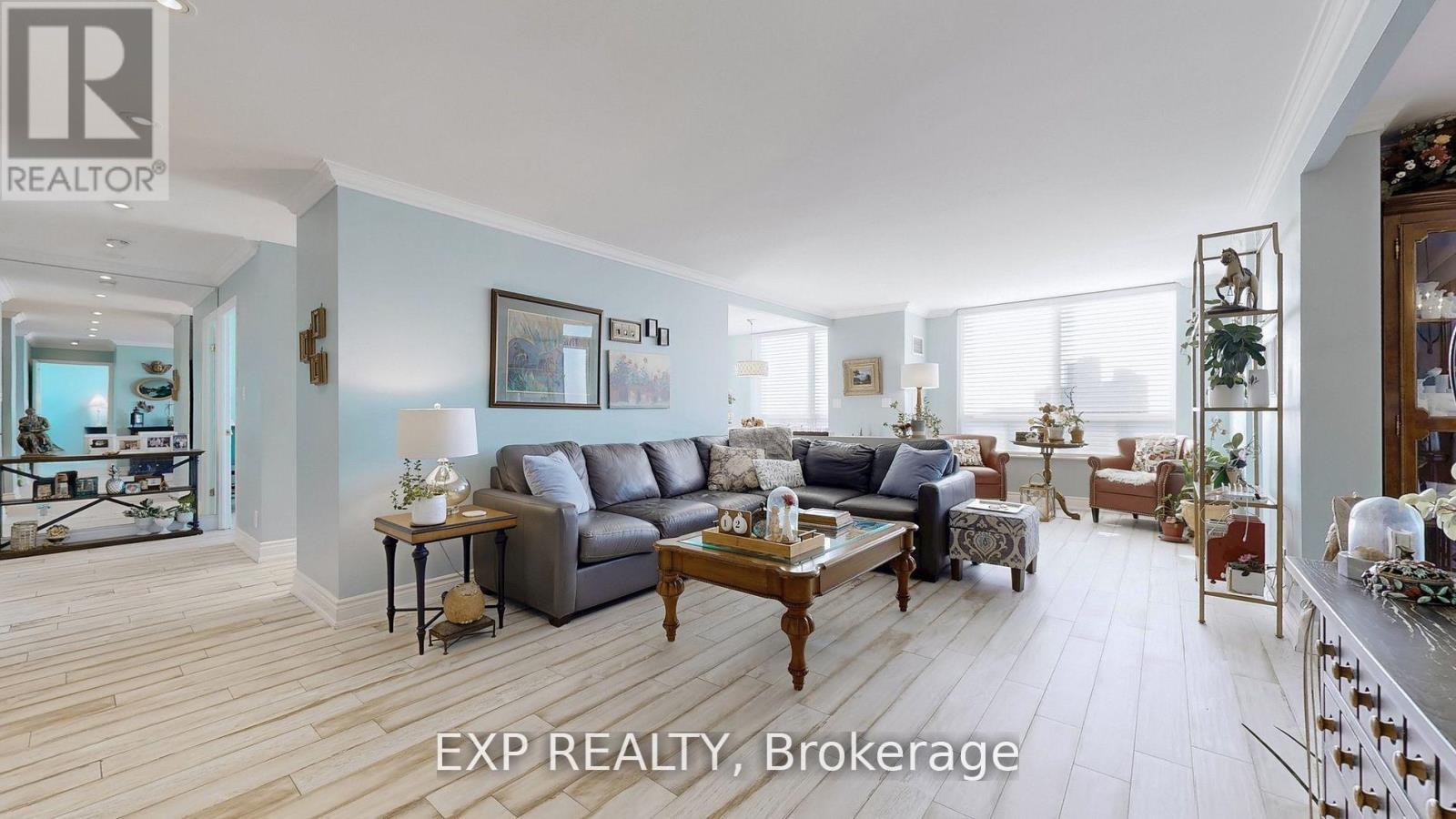 Ph6 - 29 Northern Heights Drive, Richmond Hill, ON - Indoor Photo Showing Living Room