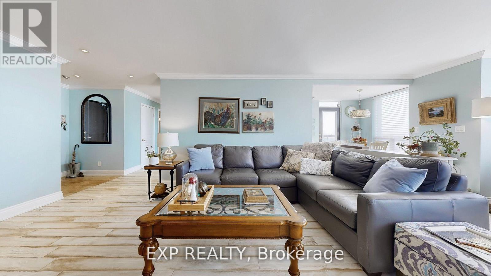 Ph6 - 29 Northern Heights Drive, Richmond Hill, ON - Indoor Photo Showing Living Room