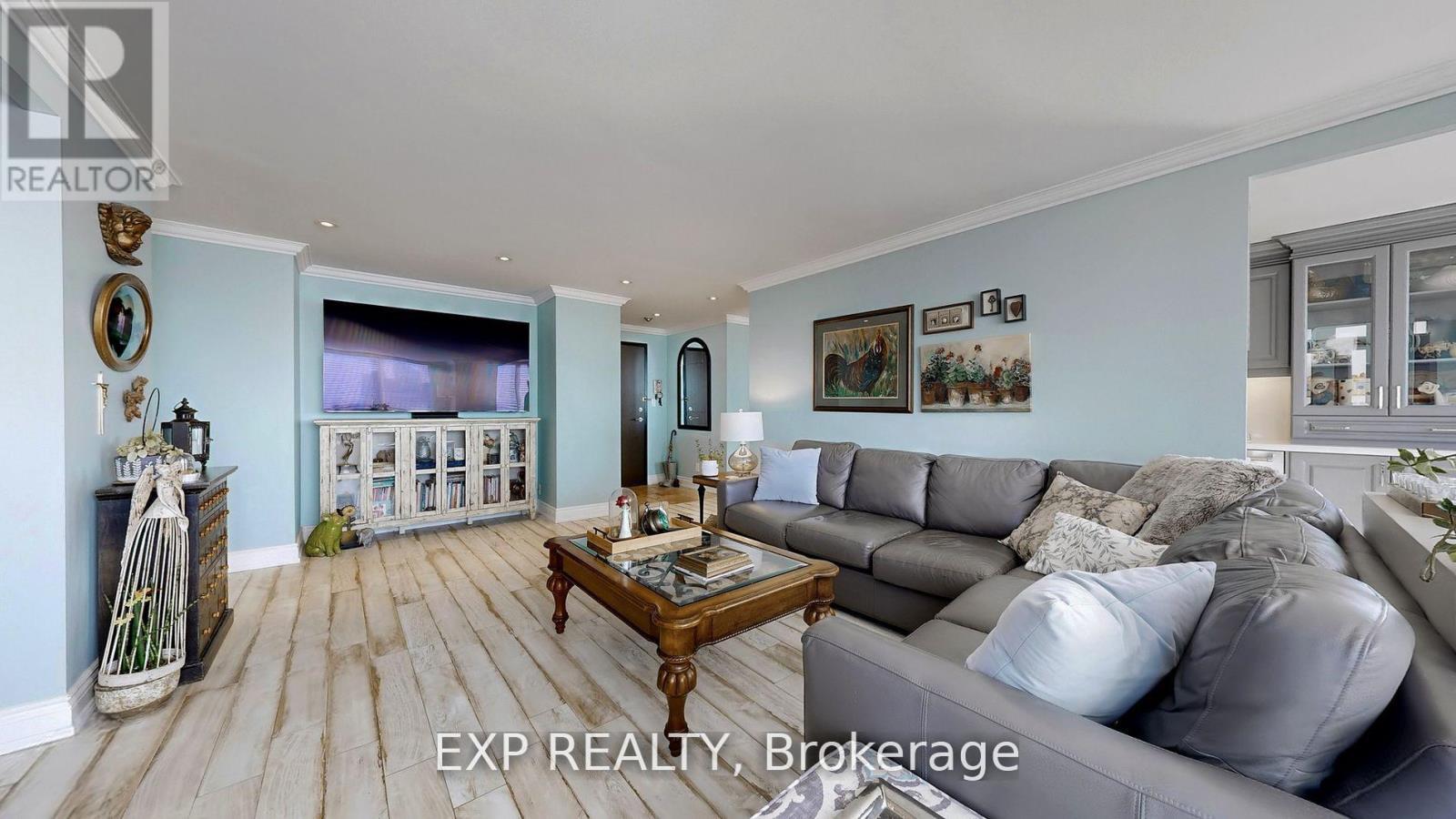 Ph6 - 29 Northern Heights Drive, Richmond Hill, ON - Indoor Photo Showing Living Room