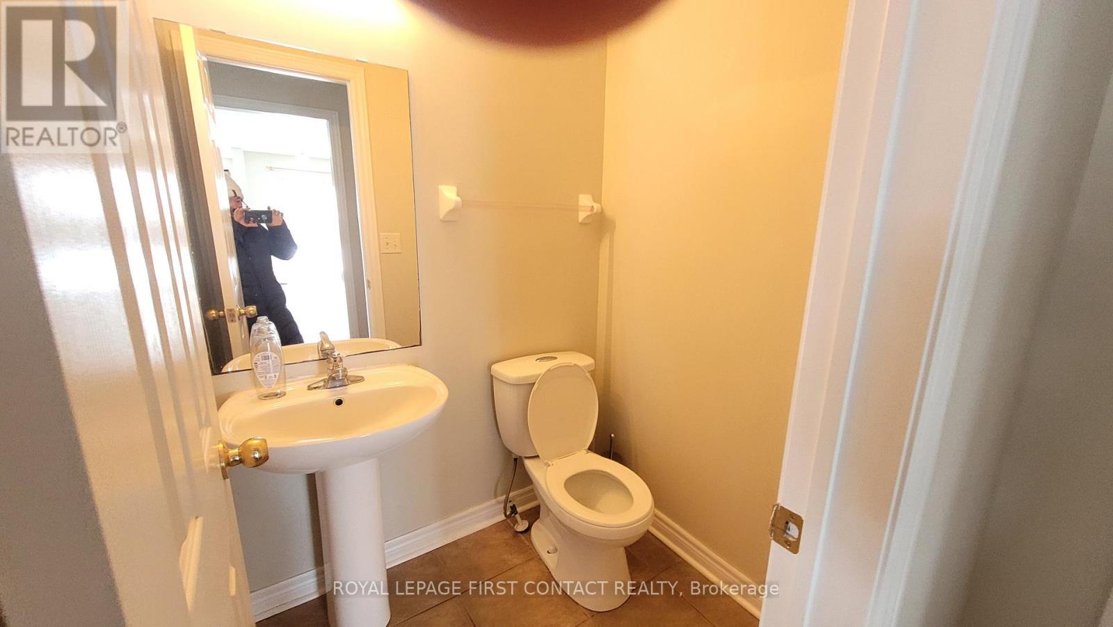 Upper - 58 Lake Crescent, Barrie, ON - Indoor Photo Showing Bathroom