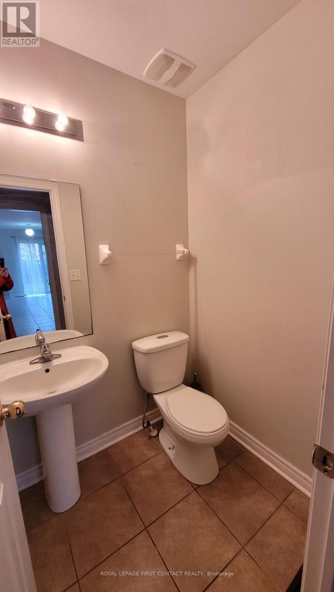 Upper - 58 Lake Crescent, Barrie, ON - Indoor Photo Showing Bathroom