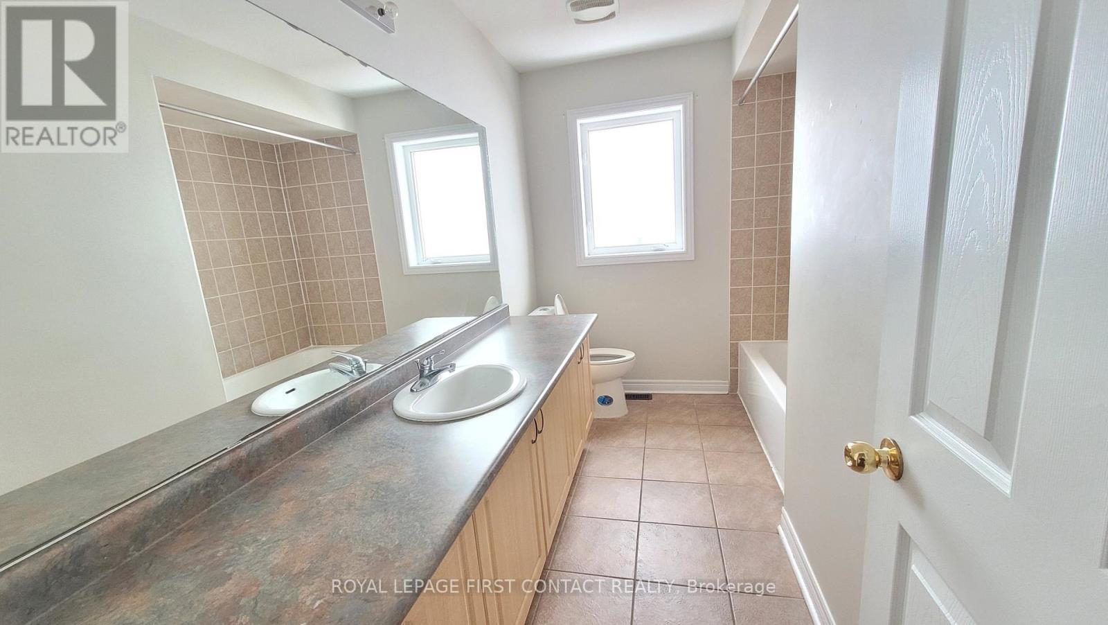 Upper - 58 Lake Crescent, Barrie, ON - Indoor Photo Showing Bathroom