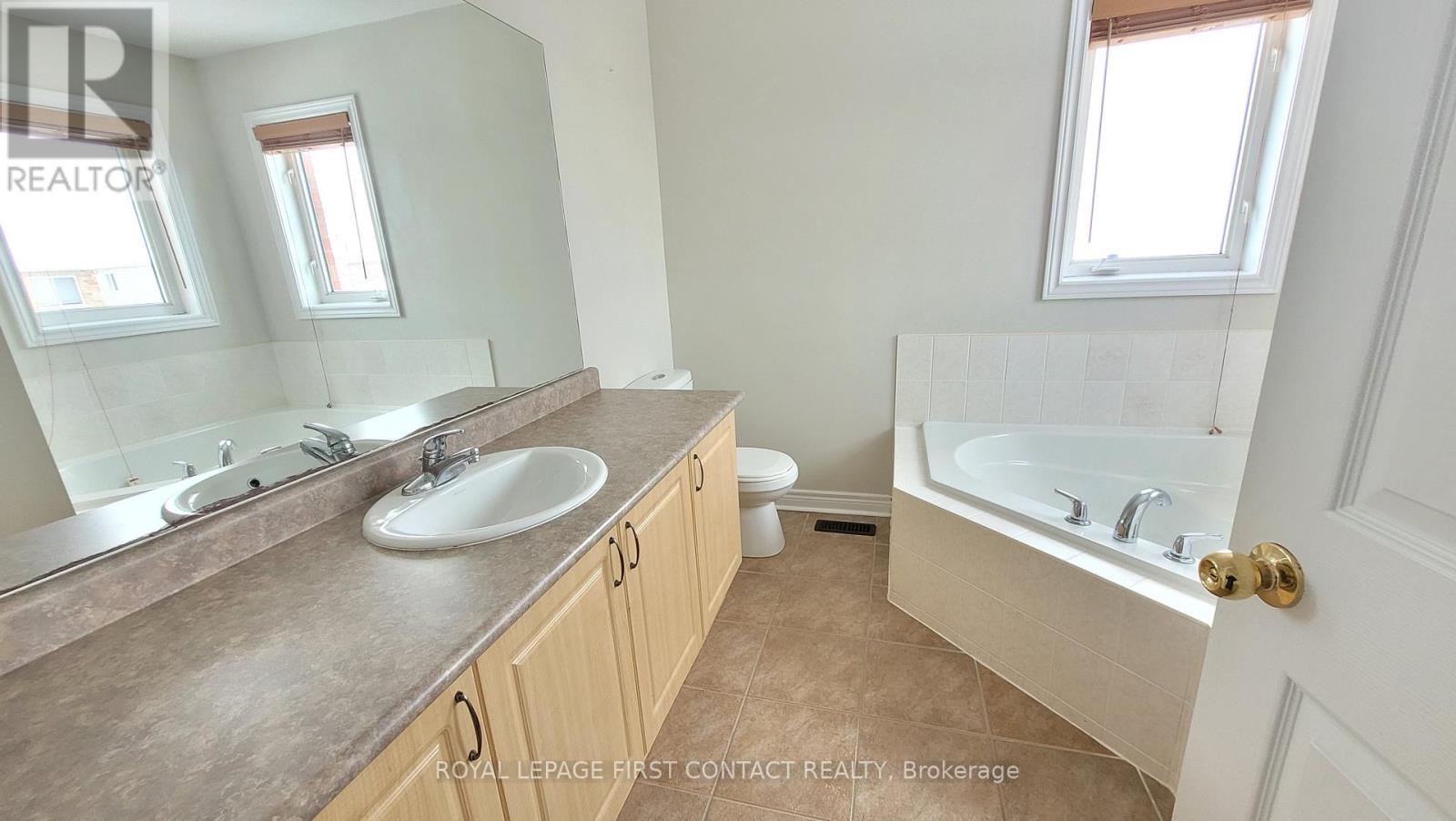 Upper - 58 Lake Crescent, Barrie, ON - Indoor Photo Showing Bathroom