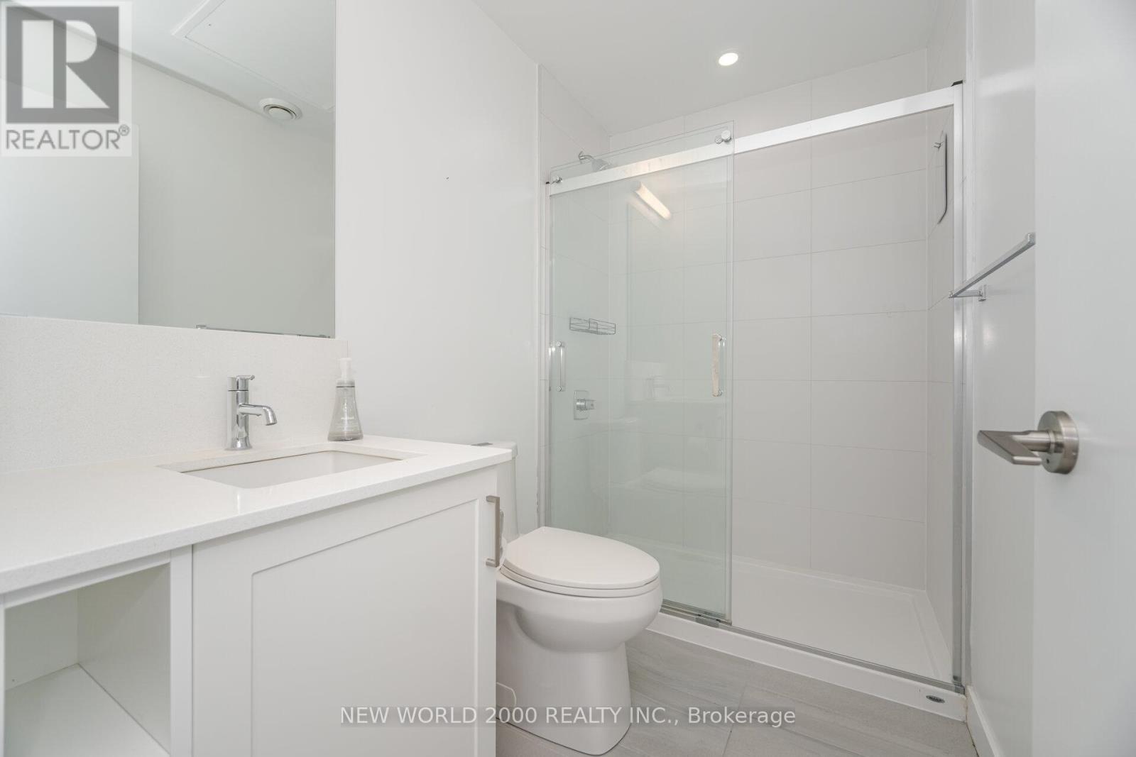 Ph720 - 681 Yonge Street, Barrie, ON - Indoor Photo Showing Bathroom