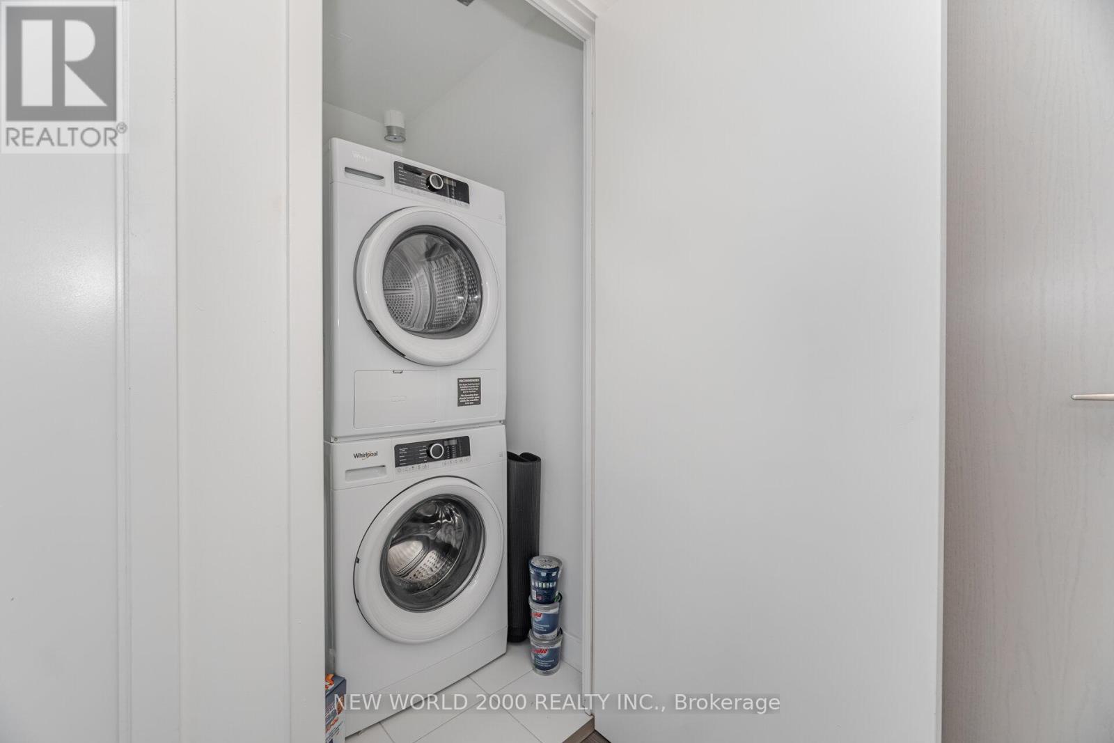 Ph720 - 681 Yonge Street, Barrie, ON - Indoor Photo Showing Laundry Room