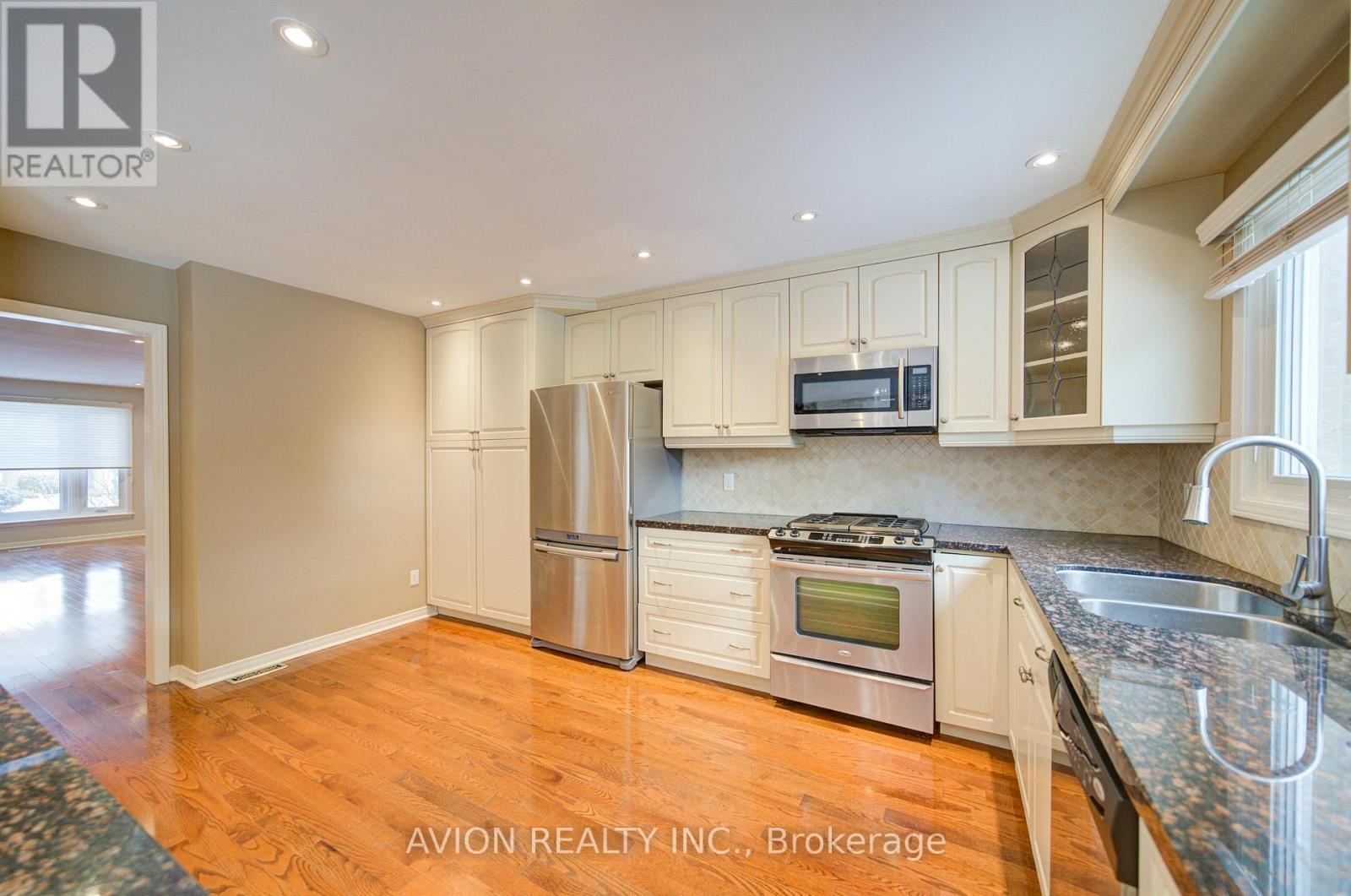 31 Charnwood Place, Markham, ON - Indoor Photo Showing Kitchen With Double Sink