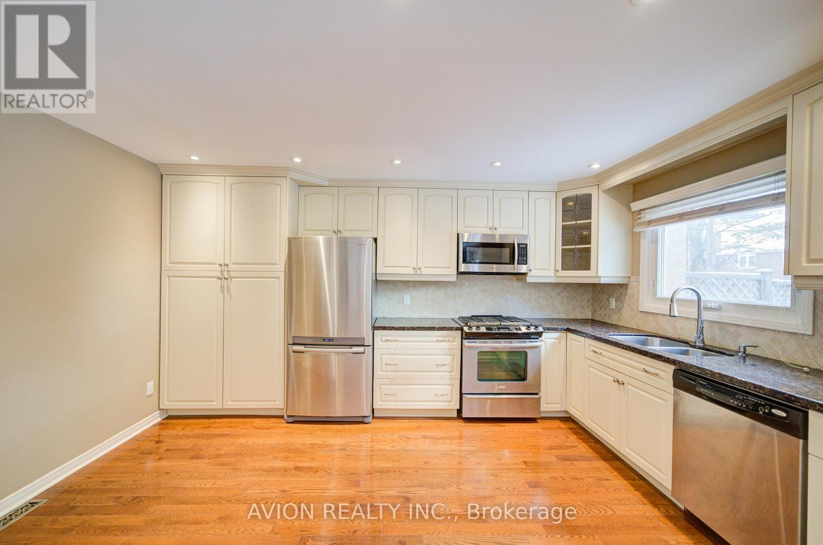 31 Charnwood Place, Markham, ON - Indoor Photo Showing Kitchen With Double Sink