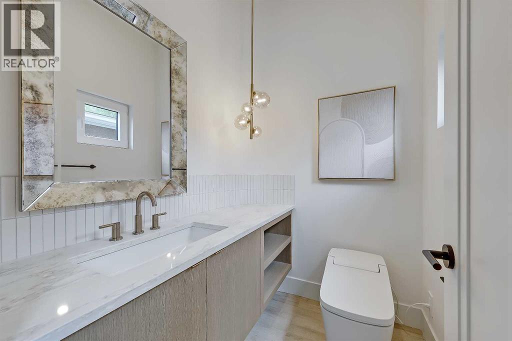 2322 54 Avenue Sw, Calgary, AB - Indoor Photo Showing Bathroom