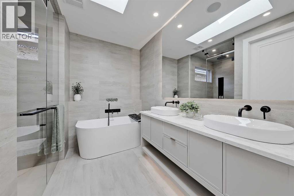 2322 54 Avenue Sw, Calgary, AB - Indoor Photo Showing Bathroom
