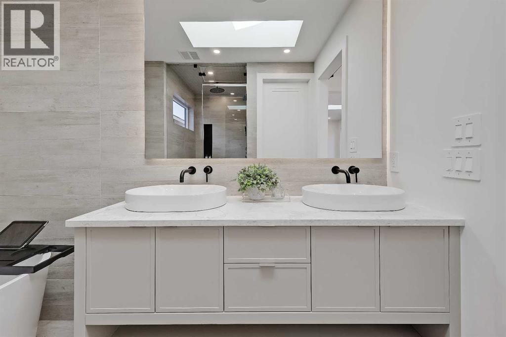 2322 54 Avenue Sw, Calgary, AB - Indoor Photo Showing Bathroom