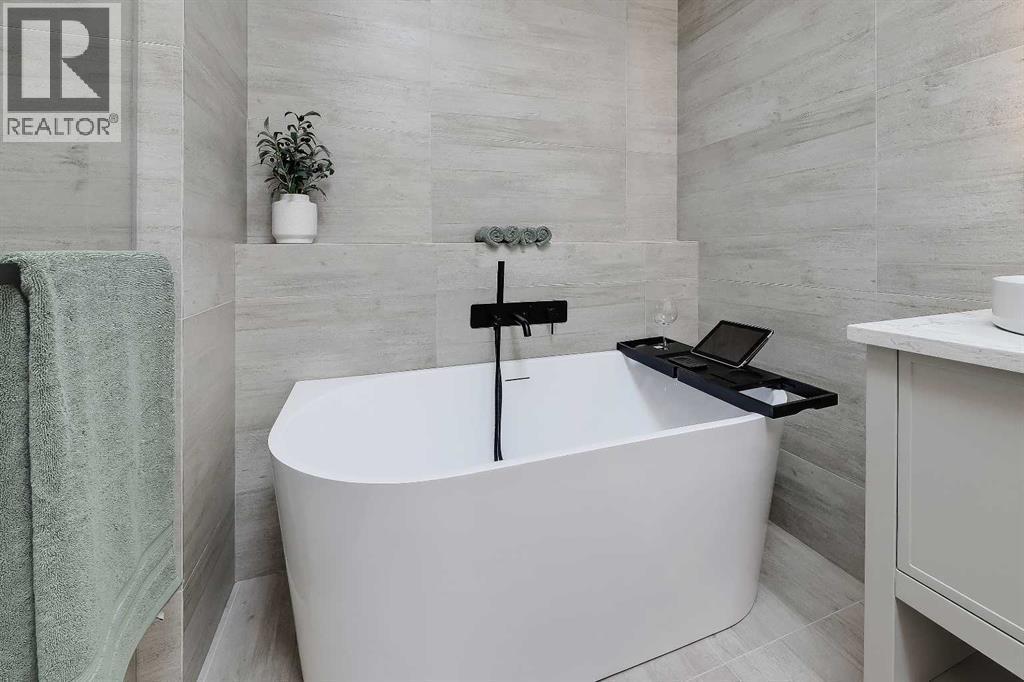 2322 54 Avenue Sw, Calgary, AB - Indoor Photo Showing Bathroom