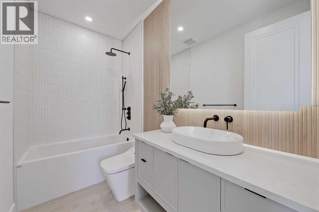 2322 54 Avenue Sw, Calgary, AB - Indoor Photo Showing Bathroom