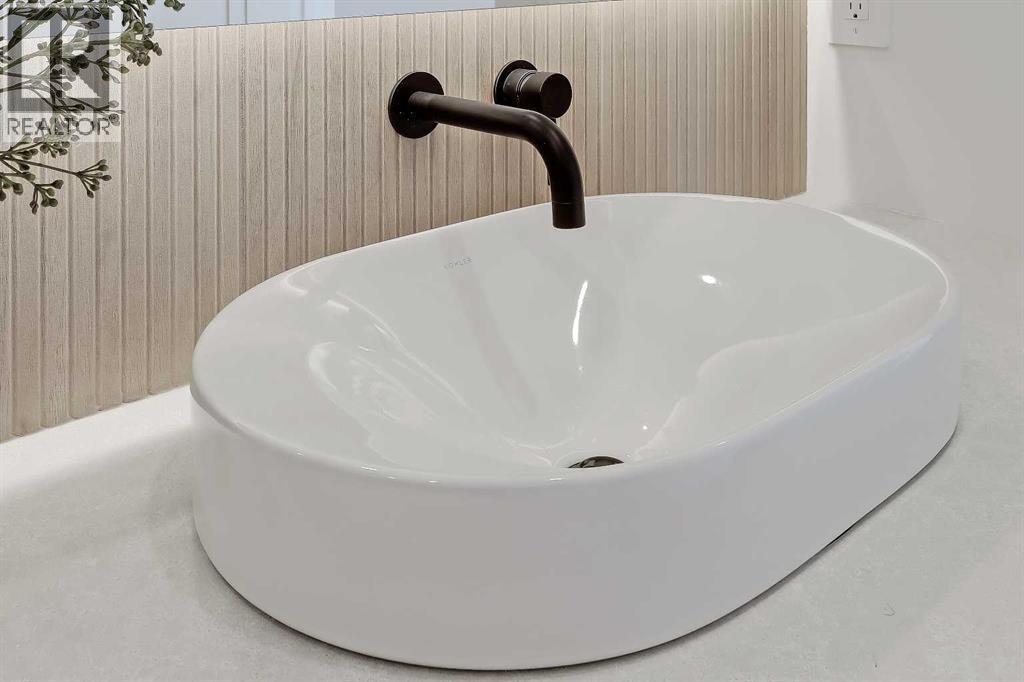 2322 54 Avenue Sw, Calgary, AB - Photo Showing Bathroom