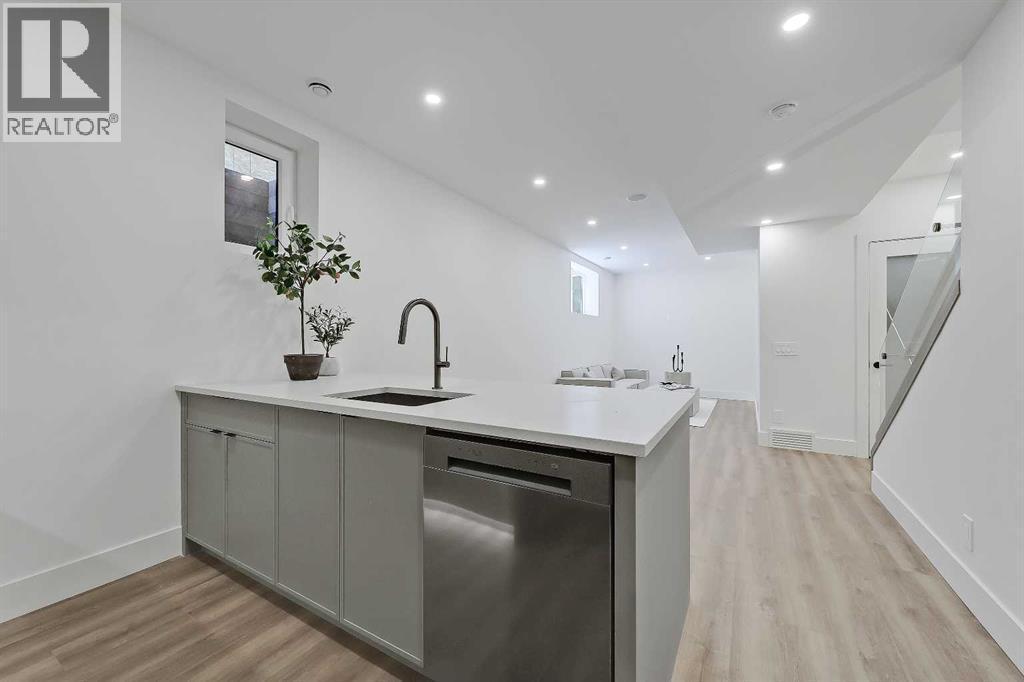 2322 54 Avenue Sw, Calgary, AB - Indoor Photo Showing Kitchen With Upgraded Kitchen