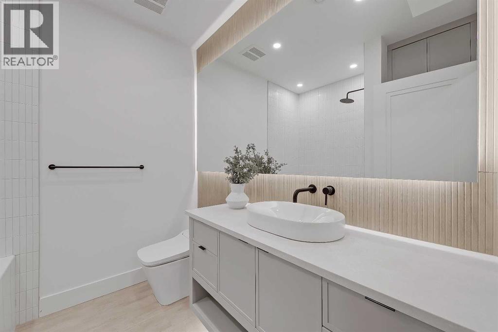 2322 54 Avenue Sw, Calgary, AB - Indoor Photo Showing Bathroom