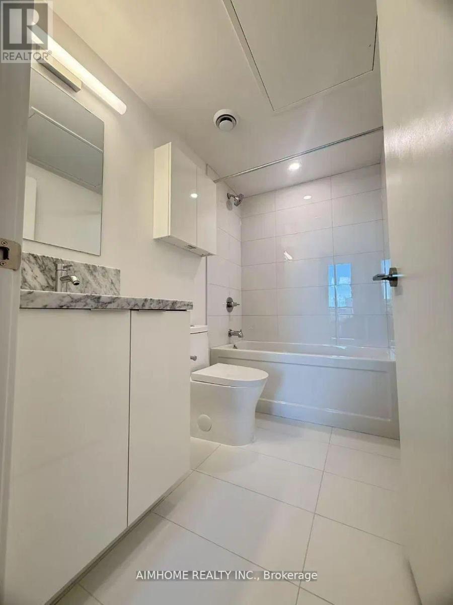 3903 - 238 Simcoe Street, Toronto, ON - Indoor Photo Showing Bathroom