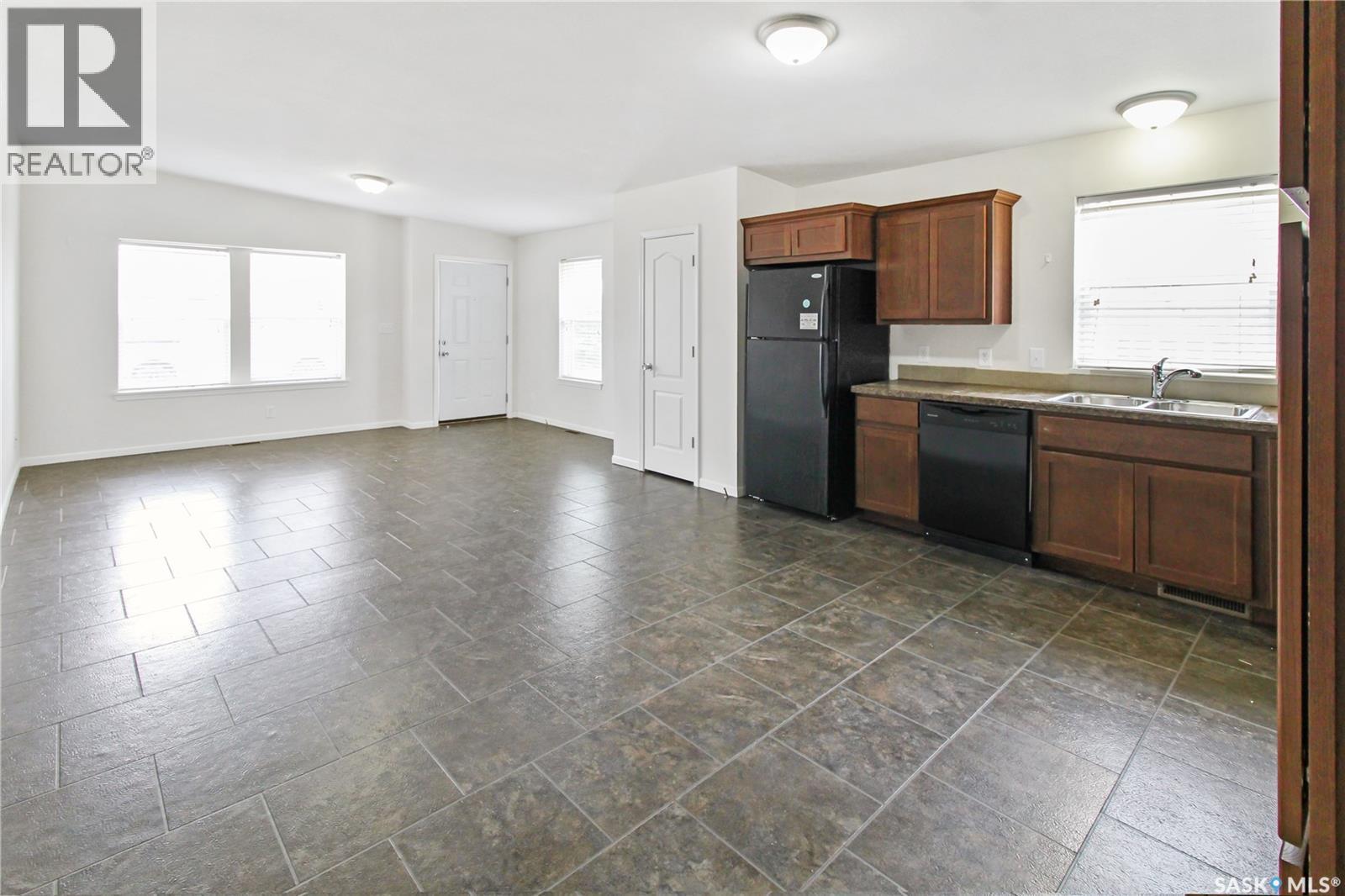 B 8470 Howard Avenue, Gull Lake, SK - Indoor Photo Showing Kitchen With Double Sink
