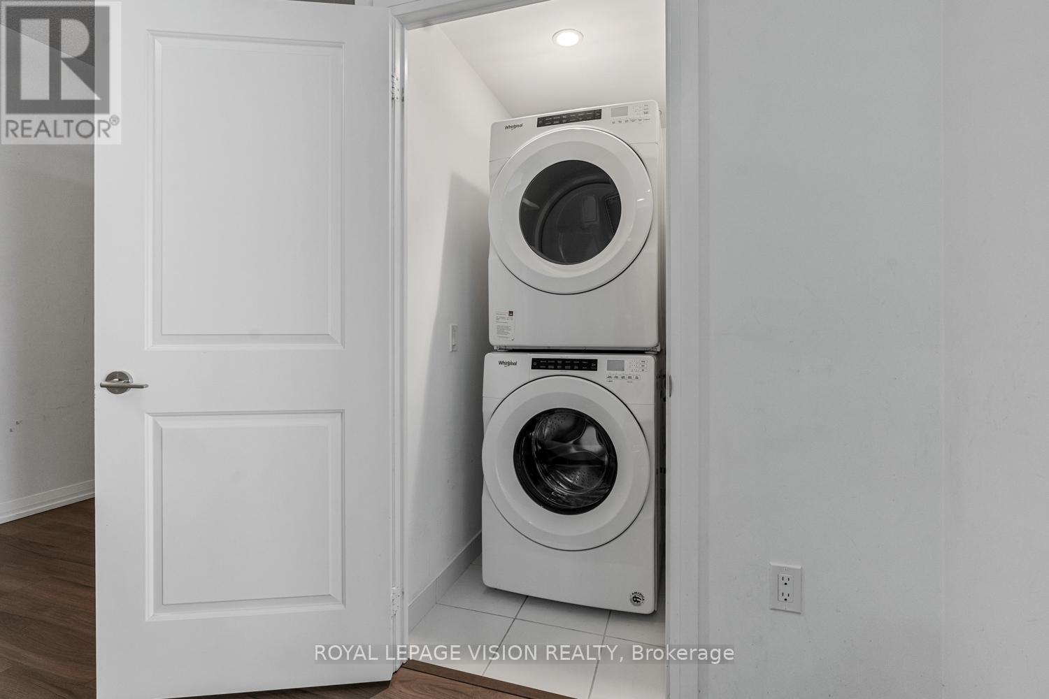 858 - 60 Ann O'Reilly Road, Toronto, ON - Indoor Photo Showing Laundry Room