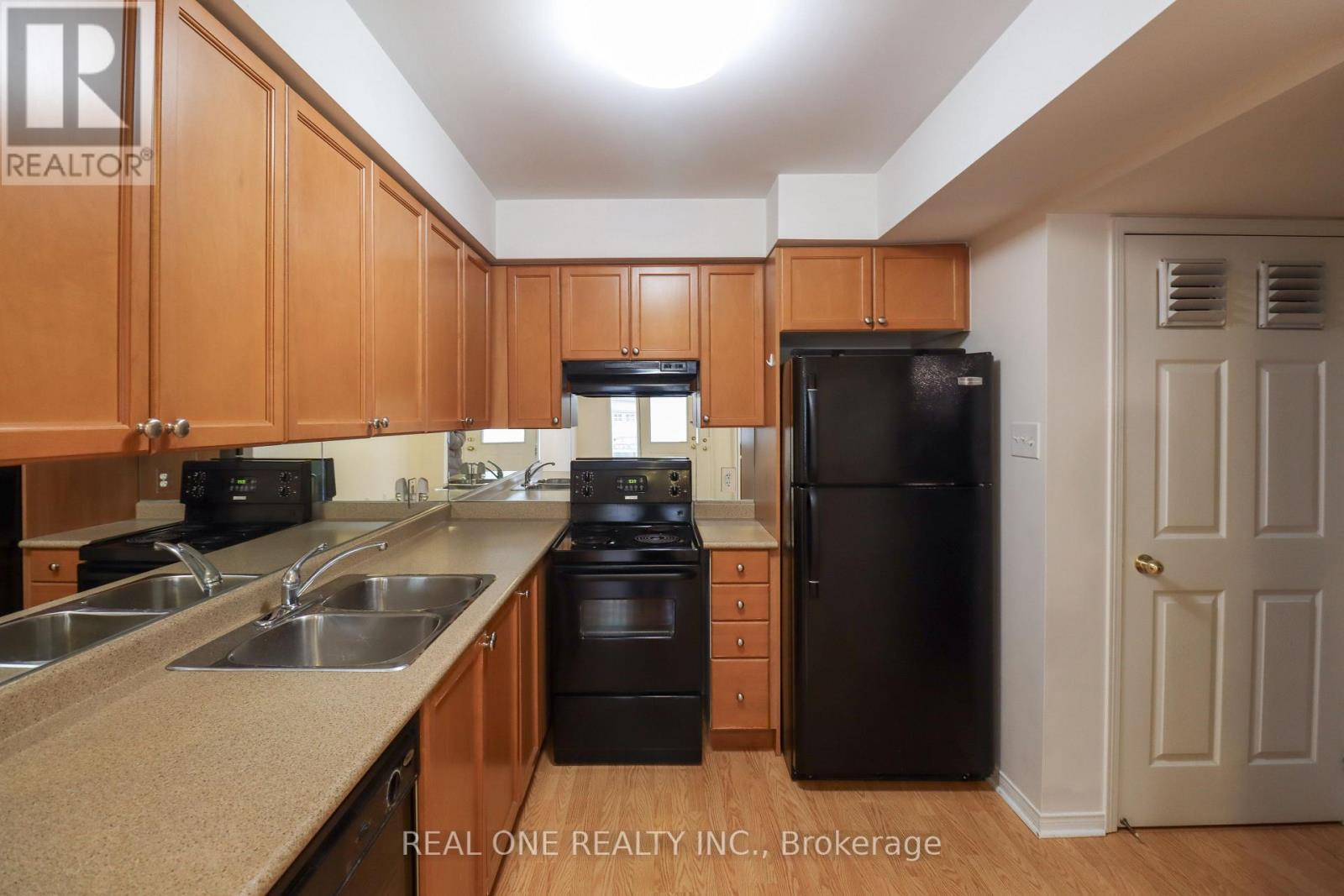 195 - 4975 Southampton Drive, Mississauga, ON - Indoor Photo Showing Kitchen With Double Sink
