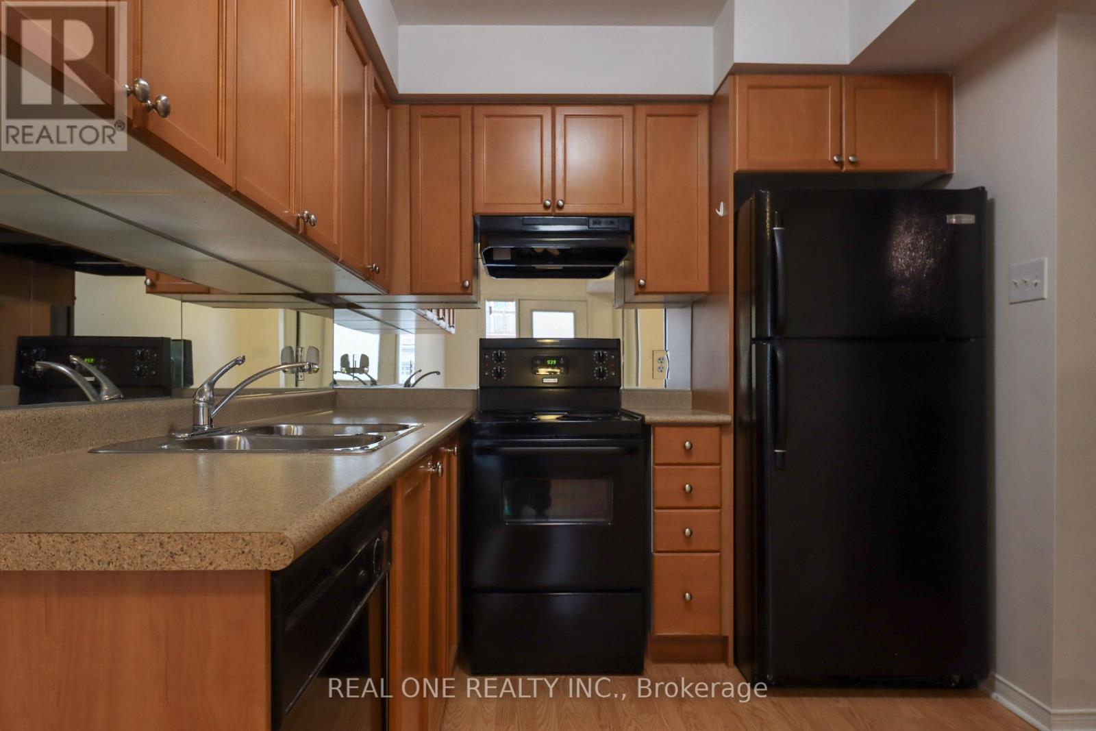 195 - 4975 Southampton Drive, Mississauga, ON - Indoor Photo Showing Kitchen With Double Sink