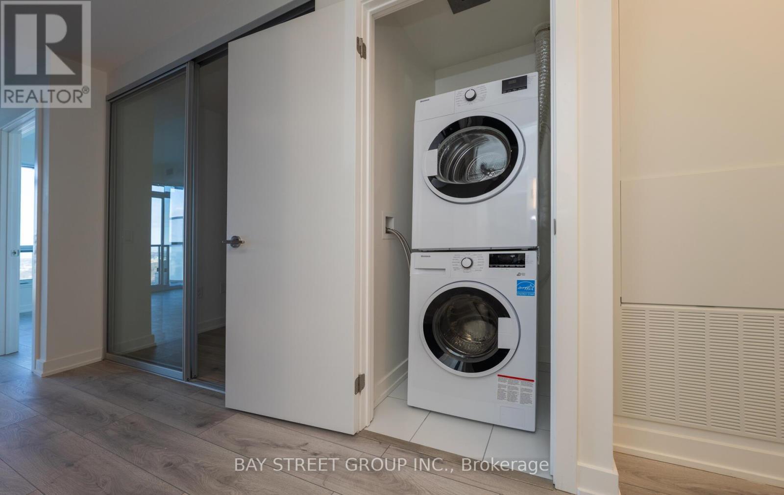 1811 - 110 Broadway Avenue, Toronto, ON - Indoor Photo Showing Laundry Room
