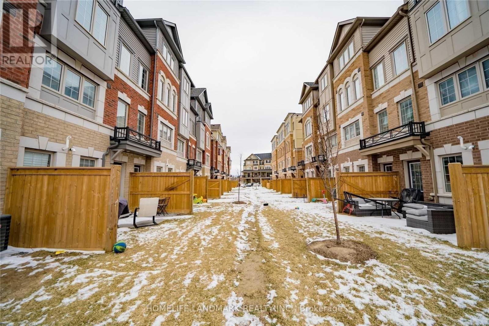 411 - 2218 Chevron Prince Path, Oshawa, ON - Outdoor