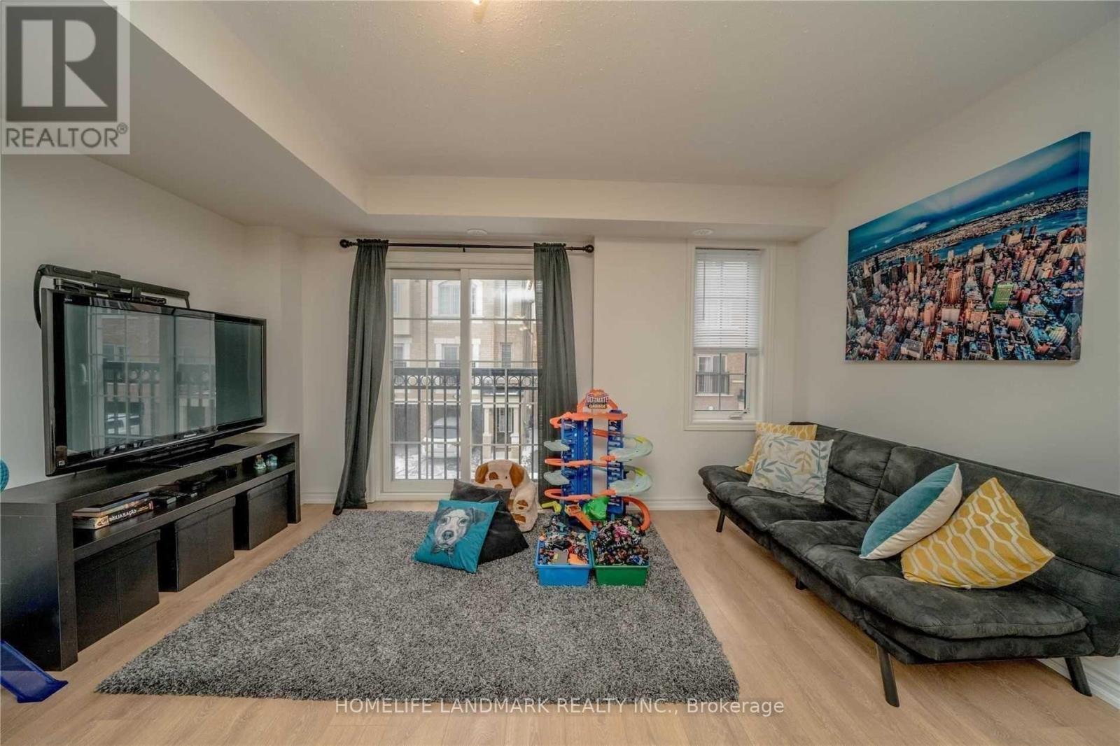 411 - 2218 Chevron Prince Path, Oshawa, ON - Indoor Photo Showing Living Room