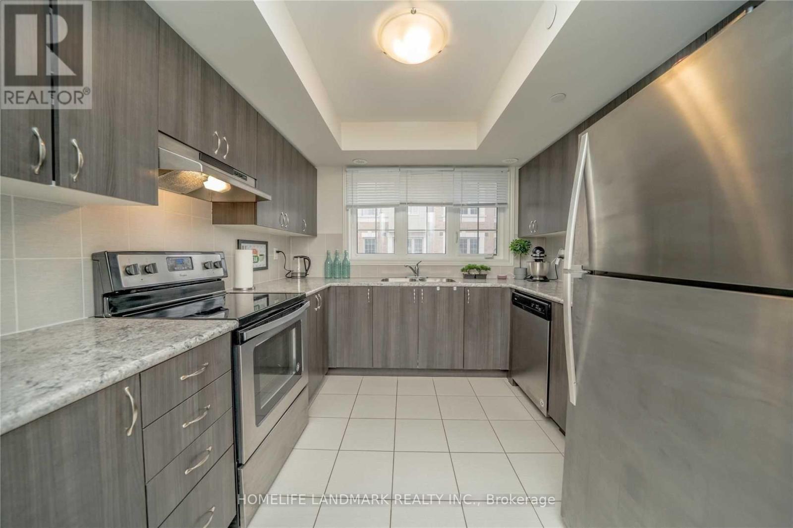 411 - 2218 Chevron Prince Path, Oshawa, ON - Indoor Photo Showing Kitchen With Double Sink With Upgraded Kitchen