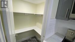 Walk-in Pantry -