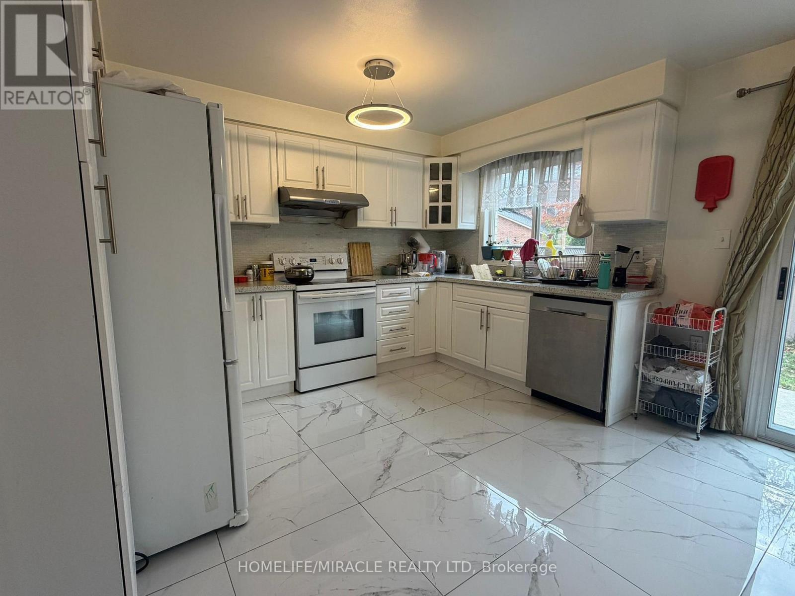 3252 Equestrian Crescent, Mississauga, ON - Indoor Photo Showing Kitchen